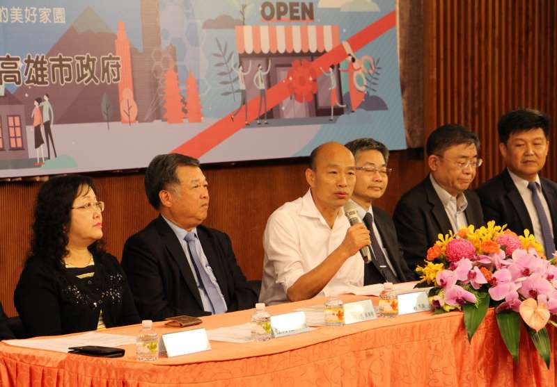 高雄市長韓國瑜(左三)射出的金融三支箭,盼能為高雄企業界及年輕朋友增加資金動能,並謀求市府、市民以及銀行三贏的局面。(圖/徐炳文攝) 高雄市長韓國瑜(左三)射出的金融三支箭,盼能為高雄企業界及年輕朋友增加資金動能,並謀求市府、市民以及銀行三贏的局面。(圖/徐炳文攝)