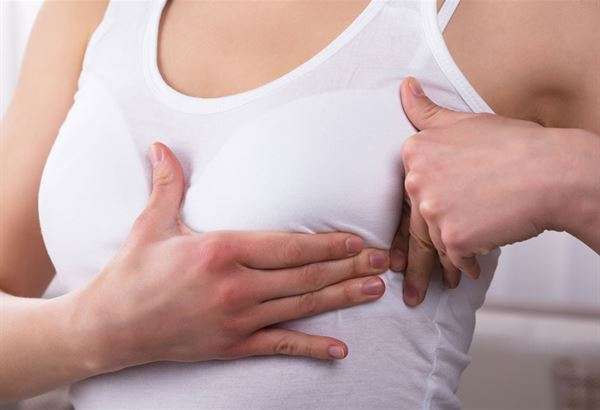 通過中醫⼿法刺激乳腺相關穴位,疏通經絡,調動機體抗病能⼒,尤其適合乳癖、乳房下垂、產後開乳及⽇常 乳房保健。(圖/華人健康網) 通過中醫⼿法刺激乳腺相關穴位,疏通經絡,調動機體抗病能⼒,尤其適合乳癖、乳房下垂、產後開乳及⽇常 乳房保健。(圖/華人健康網)