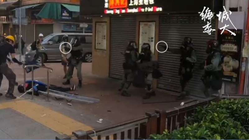 實況截圖分解:至少兩名員警舉槍(香港城市大學學生會編輯委員會) 實況截圖分解:至少兩名員警舉槍(香港城市大學學生會編輯委員會)
