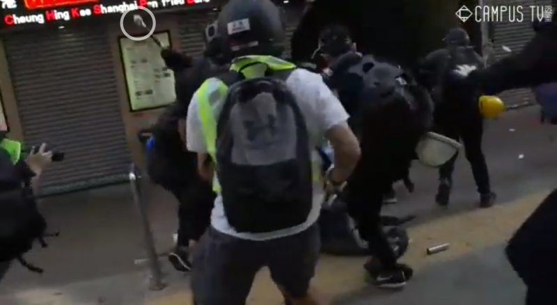 實況截圖分解:一名示威者手持鐵鎚(香港城市大學學生會編輯委員會) 實況截圖分解:一名示威者手持鐵鎚(香港城市大學學生會編輯委員會)
