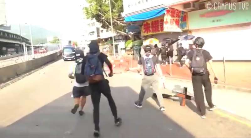 實況截圖分解:警察與示威者相遇(香港城市大學學生會編輯委員會) 實況截圖分解:警察與示威者相遇(香港城市大學學生會編輯委員會)