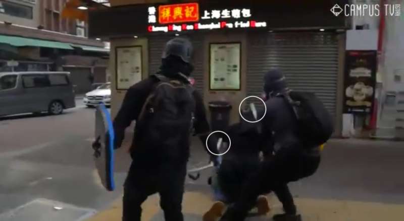 實況截圖分解:一名警察落單,遭示威者包圍(香港城市大學學生會編輯委員會) 實況截圖分解:一名警察落單,遭示威者包圍(香港城市大學學生會編輯委員會)