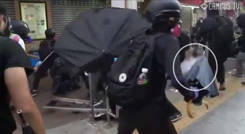 實況截圖分解:警察施放催淚彈(香港城市大學學生會編輯委員會) 實況截圖分解:警察施放催淚彈(香港城市大學學生會編輯委員會)