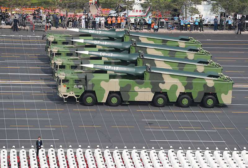 東風-17是是全球首款搭載高超音速彈頭的彈道導彈。(翻攝自China Xinhua News Twitter) 東風-17是是全球首款搭載高超音速彈頭的彈道導彈。(翻攝自China Xinhua News Twitter)