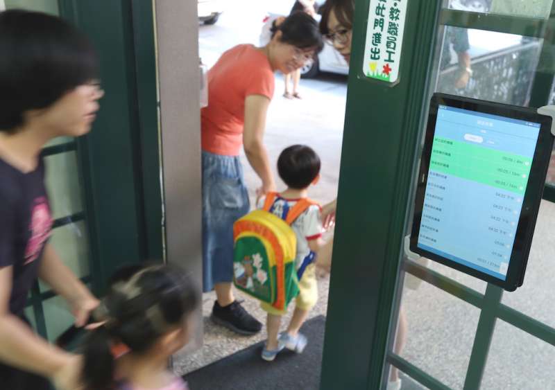 幼兒園放學接送時間，經常是開車家長及園方的頭痛時刻。（圖／科技業者提供）