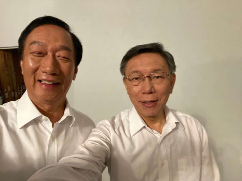 20191002-台北市長、台灣民眾黨主席柯文哲與鴻海創辦人郭台銘2日晚間合體,為子弟兵拍攝競選合照。(台灣民眾黨提供) 20191002-台北市長、台灣民眾黨主席柯文哲與鴻海創辦人郭台銘2日晚間合體,為子弟兵拍攝競選合照。(台灣民眾黨提供)