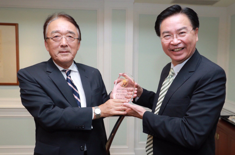 20191002-日本台灣交流協會台北事務所代表沼田幹夫(左)卸任,外交部長吳釗燮(右)致贈的紀念牌寫著「我最敬愛的大哥哥」。(取自外交部twitter) 20191002-日本台灣交流協會台北事務所代表沼田幹夫(左)卸任,外交部長吳釗燮(右)致贈的紀念牌寫著「我最敬愛的大哥哥」。(取自外交部twitter)