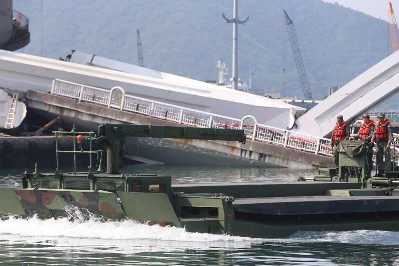 20191003-南方澳跨港大橋坍塌第三日，國軍3日出動M3浮門橋支援。（顏麟宇攝）