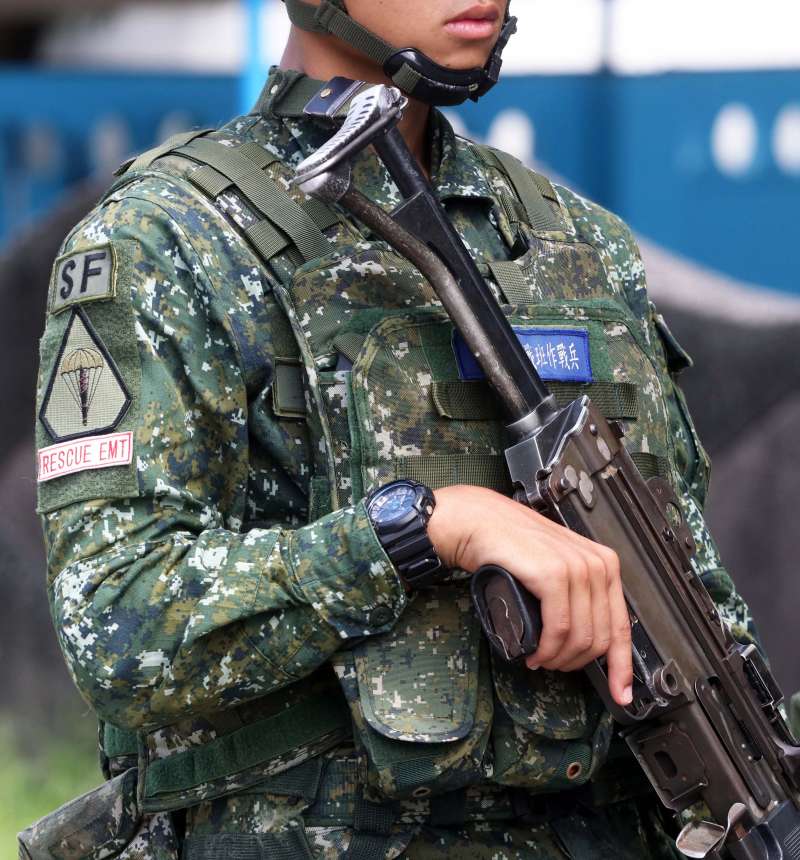 20191003-陸軍特指部推廣官兵接受EMT-1訓練,其中在特5營執行「戰術任務行軍訓練」時,可以看到不少官兵有著「RESCUE EMT」臂章。軍方指,特5營共有56人有EMT-1資格。(蘇仲泓攝) 20191003-陸軍特指部推廣官兵接受EMT-1訓練,其中在特5營執行「戰術任務行軍訓練」時,可以看到不少官兵有著「RESCUE EMT」臂章。軍方指,特5營共有56人有EMT-1資格。(蘇仲泓攝)