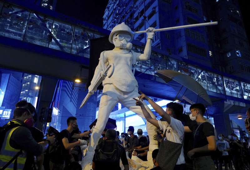 2019年10月4日，香港反送中、反緊急法、反禁蒙面法遊行，民主女神（AP）