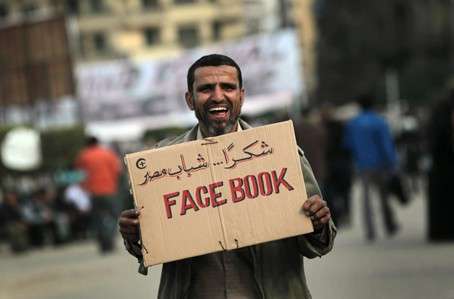 「Facebook,埃及人民感謝你」。(圖/mounir samuel) 「Facebook,埃及人民感謝你」。(圖/mounir samuel)