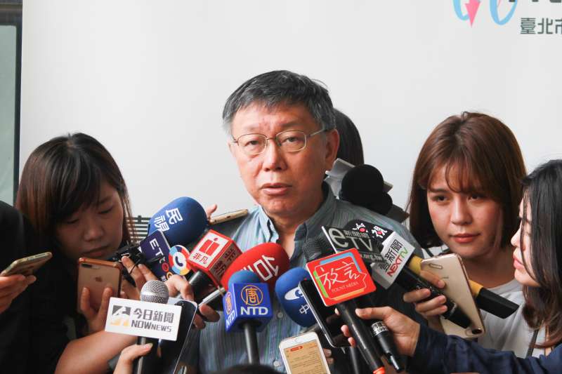 台北市長柯文哲上午離開台北,前往桃園市元智大學,出席南洋北流台北市ICT南鑽人才匯流計畫108學年度歡迎會,會前受訪。(方炳超攝) 台北市長柯文哲上午離開台北,前往桃園市元智大學,出席南洋北流台北市ICT南鑽人才匯流計畫108學年度歡迎會,會前受訪。(方炳超攝)