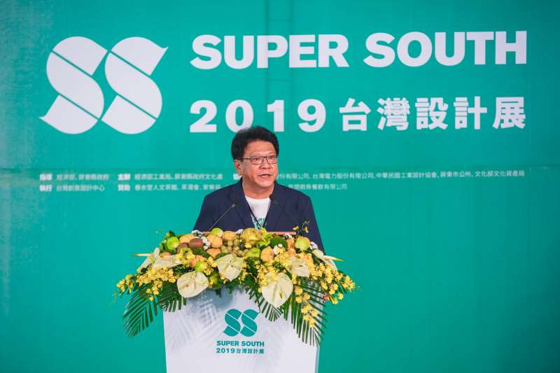 潘孟安邀請民眾一定要來逛逛最大規模的設計超市,並欣賞奇幻的光藝術。(圖/屏東縣政府提供) 潘孟安邀請民眾一定要來逛逛最大規模的設計超市,並欣賞奇幻的光藝術。(圖/屏東縣政府提供)