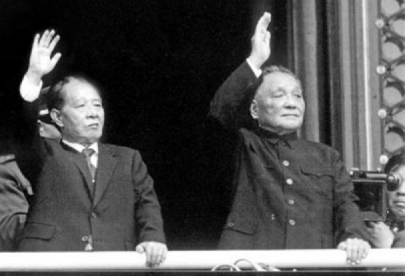 學潮因紀念胡而起,胡符號及其政治命運與鄧小平緊密聯繫。圖為1984年,中共十一國慶閱兵,胡耀邦與鄧小平在天安門城樓上。 學潮因紀念胡而起,胡符號及其政治命運與鄧小平緊密聯繫。圖為1984年,中共十一國慶閱兵,胡耀邦與鄧小平在天安門城樓上。