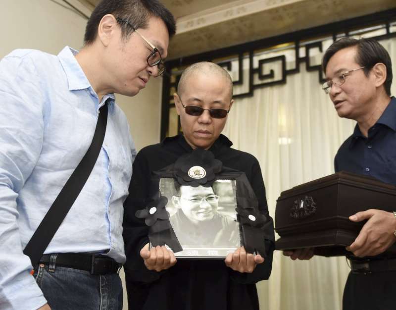 劉曉波遺孀劉霞在劉曉波獲諾貝爾獎後遭中共政府軟禁,直到2018才獲准出境。(美聯社) 劉曉波遺孀劉霞在劉曉波獲諾貝爾獎後遭中共政府軟禁,直到2018才獲准出境。(美聯社)