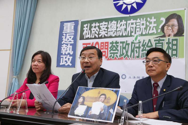 20191007-國民黨總召曾銘宗(中)、首席副書記長陳宜民、副書記長童惠珍7日召開「私菸案總統府說法?再10問蔡政府給真相」記者會。(顏麟宇攝) 20191007-國民黨總召曾銘宗(中)、首席副書記長陳宜民、副書記長童惠珍7日召開「私菸案總統府說法?再10問蔡政府給真相」記者會。(顏麟宇攝)