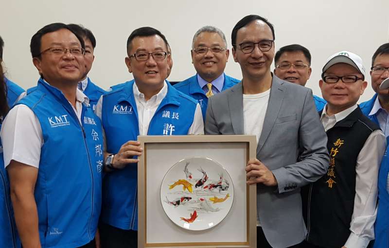 竹市議長許修睿(左二)致贈手工圓盤,祝福朱立倫鯉躍龍門、尊榮顯貴。(圖/方詠騰攝) 竹市議長許修睿(左二)致贈手工圓盤,祝福朱立倫鯉躍龍門、尊榮顯貴。(圖/方詠騰攝)