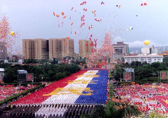 1996年是首屆民選總統的首次國慶大典，因台北市長陳水扁禁止再支援學生參與，緊急尋求台北縣的中學生支援。（圖片來源：國家文化資料庫，作者提供。）