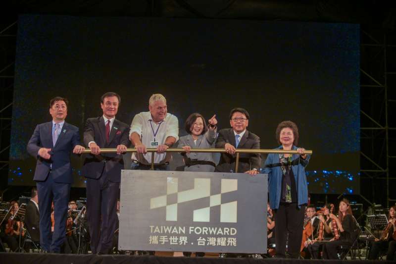 20191010-立法院長蘇嘉全10日晚間出席於屏東河濱公園舉行的國慶焰火晚會,總統蔡英文等人也與會同樂。(立法院提供) 20191010-立法院長蘇嘉全10日晚間出席於屏東河濱公園舉行的國慶焰火晚會,總統蔡英文等人也與會同樂。(立法院提供)