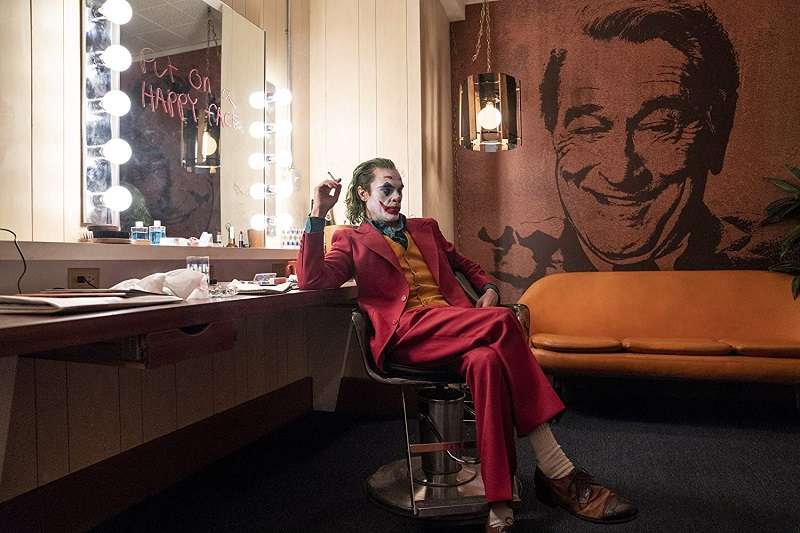 相信在電影上映後,Joaquin Phoenix 略帶悲情又詭譎的獨特小丑氣質,能再創小丑這個角色的影史新指標。(圖/imdb) 相信在電影上映後,Joaquin Phoenix 略帶悲情又詭譎的獨特小丑氣質,能再創小丑這個角色的影史新指標。(圖/imdb)
