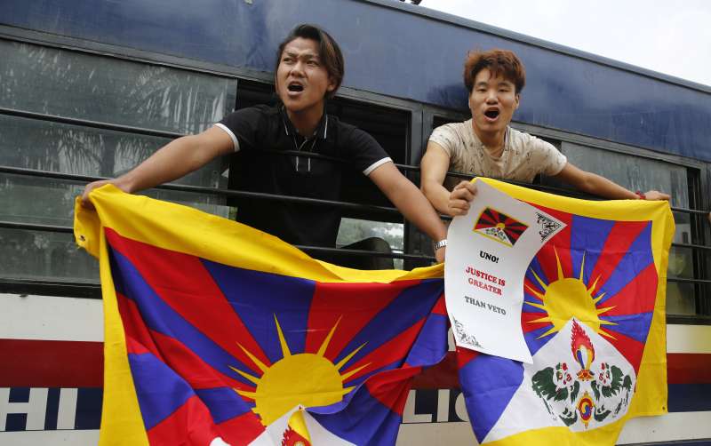 10月1日,印度流亡藏人在中國大使關外面高舉雪山獅子旗,抗議中共建政70周年。(AP) 10月1日,印度流亡藏人在中國大使關外面高舉雪山獅子旗,抗議中共建政70周年。(AP)