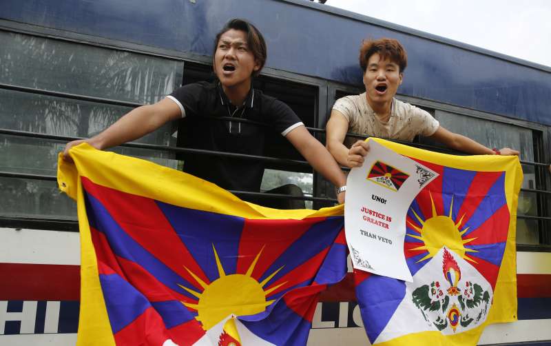 10月1日，印度流亡藏人在中國大使關外面高舉雪山獅子旗，抗議中共建政70周年。（AP）