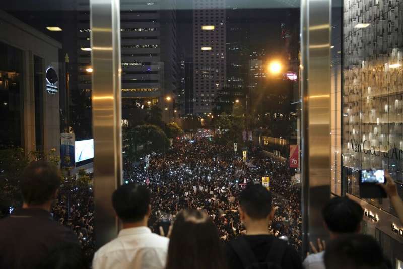 「香港人權民主法案集氣大會」14日在中環遮打花園舉行，這是香港頒布禁蒙面法後，第一場獲得警方批准的「反送中」集會，主辦單位宣布至少有13萬人參加。（美聯社）