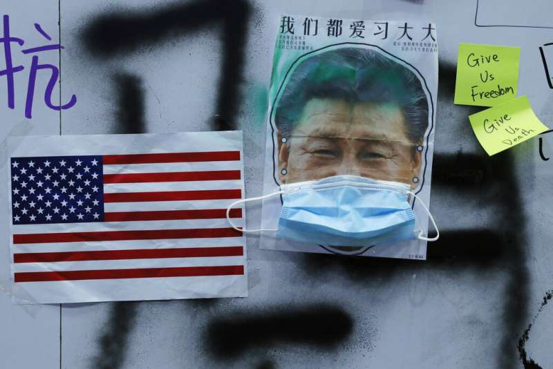 習近平的照片被香港「反送中」抗爭者加上口罩。(美聯社) 習近平的照片被香港「反送中」抗爭者加上口罩。(美聯社)