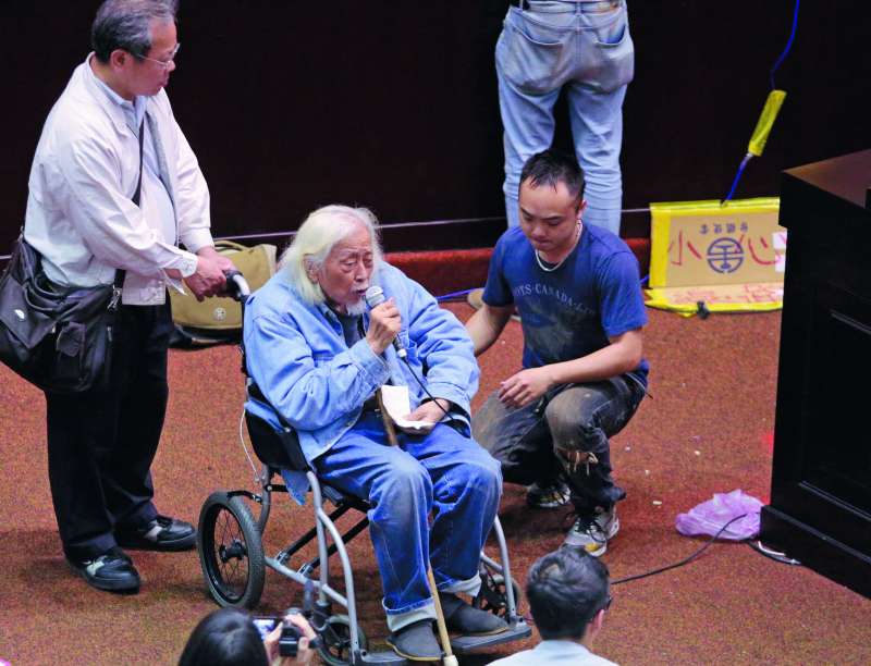 318學運時,史明也曾到場鼓勵學生。(新新聞資料照) 318學運時,史明也曾到場鼓勵學生。(新新聞資料照)