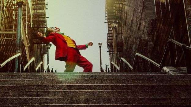 《小丑》講述的是蝙蝠俠死對頭的身世故事。(BBC中文) 《小丑》講述的是蝙蝠俠死對頭的身世故事。(BBC中文)