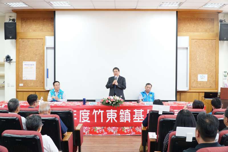 縣長楊文科親自向竹東鄉親說明目前各項建設計畫。(圖/新竹縣政府提供) 縣長楊文科親自向竹東鄉親說明目前各項建設計畫。(圖/新竹縣政府提供)