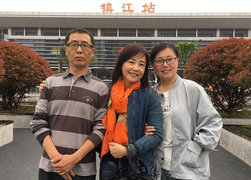 2019年4月21日,攝於尹元甲70年前離鄉的鎮江車站,左起:尹元甲長孫「鎮江侄兒」尹燁、尹乃菁、尹元甲長孫女「鎮江侄女」尹煒。(作者提供) 2019年4月21日,攝於尹元甲70年前離鄉的鎮江車站,左起:尹元甲長孫「鎮江侄兒」尹燁、尹乃菁、尹元甲長孫女「鎮江侄女」尹煒。(作者提供)