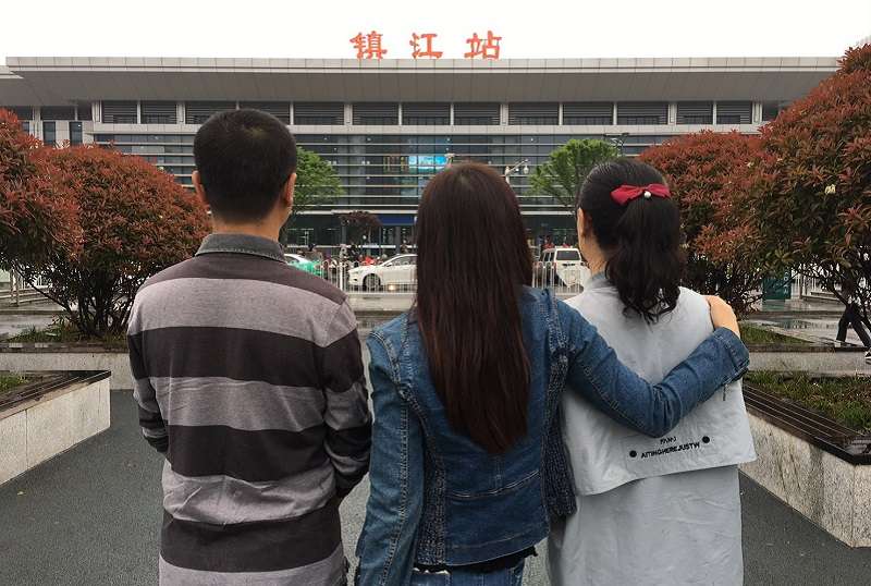 2019年4月21日,攝於尹元甲70年前離鄉的鎮江車站,左起:尹元甲長孫「鎮江侄兒」尹燁、尹乃菁、尹元甲長孫女「鎮江侄女」尹煒。(作者提供) 2019年4月21日,攝於尹元甲70年前離鄉的鎮江車站,左起:尹元甲長孫「鎮江侄兒」尹燁、尹乃菁、尹元甲長孫女「鎮江侄女」尹煒。(作者提供)