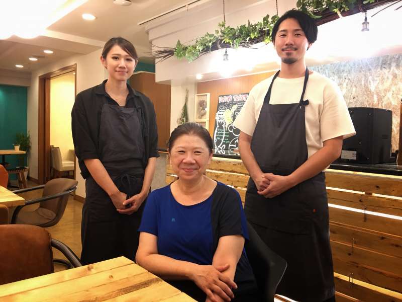 由一家三口經營的TSUMUGU CAFE,每個人各司其職,姐姐紀美負責財務管理、弟弟達俊建築設計出生、媽媽吳姐有開店經驗,黃金鐵三角少一個人都不行。(圖/陳毅龍攝) 由一家三口經營的TSUMUGU CAFE,每個人各司其職,姐姐紀美負責財務管理、弟弟達俊建築設計出生、媽媽吳姐有開店經驗,黃金鐵三角少一個人都不行。(圖/陳毅龍攝)