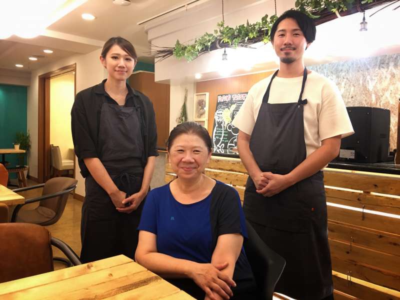 由一家三口經營的TSUMUGU CAFE，每個人各司其職，姐姐紀美負責財務管理、弟弟達俊建築設計出生、媽媽吳姐有開店經驗，黃金鐵三角少一個人都不行。（圖／陳毅龍攝）