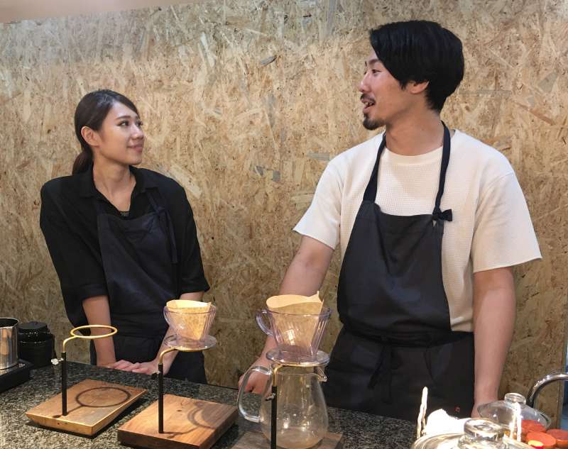 姐弟倆的個性完全不同,吳姐透露,在規劃開店時,姐弟曾因為櫃台設計的事鬧到「姐弟鬩牆」,但為了推廣素食,兩人最後決定放下成見各讓一步。(圖/陳毅龍攝) 姐弟倆的個性完全不同,吳姐透露,在規劃開店時,姐弟曾因為櫃台設計的事鬧到「姐弟鬩牆」,但為了推廣素食,兩人最後決定放下成見各讓一步。(圖/陳毅龍攝)