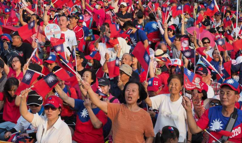 20191019-國民黨總統參選人、高雄市長韓國瑜19日在台南市水萍塭公園舉辦首場造勢晚會，不少韓粉身穿國旗衣、揮舞國旗，表達力挺。（新新聞林瑞慶攝）