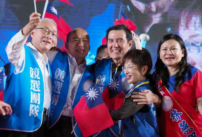 20191019-國民黨總統參選人韓國瑜19日晚間在台南市水萍塭公園舉行造勢晚會,與國民黨主席吳敦義、前總統馬英九及前主席洪秀柱在台上擁抱宣誓團結。(新新聞林瑞慶攝) 20191019-國民黨總統參選人韓國瑜19日晚間在台南市水萍塭公園舉行造勢晚會,與國民黨主席吳敦義、前總統馬英九及前主席洪秀柱在台上擁抱宣誓團結。(新新聞林瑞慶攝)