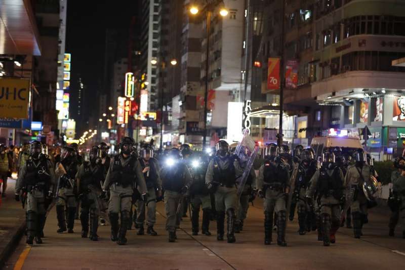香港民意研究所8月初公布調查顯示58%的受訪者認為港警過度使用武力。(AP) 香港民意研究所8月初公布調查顯示58%的受訪者認為港警過度使用武力。(AP)
