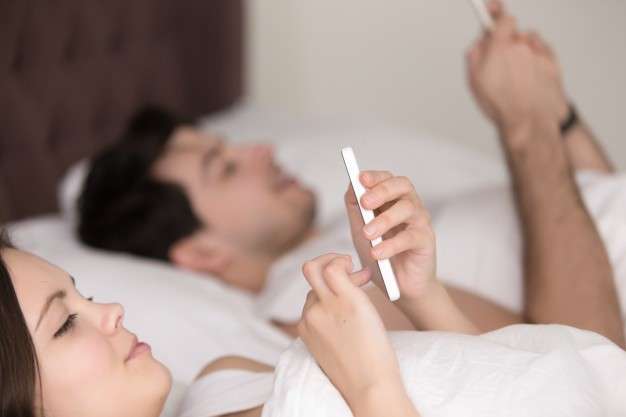現代人使用電腦、手機頻繁,卻因姿勢不良且長時間使用,頭部往前及低頭的動作,或是用肩膀和頭夾住電話聊天,無形中增加肩頸間的肌肉群負擔。(圖/freepik).jpg 現代人使用電腦、手機頻繁,卻因姿勢不良且長時間使用,頭部往前及低頭的動作,或是用肩膀和頭夾住電話聊天,無形中增加肩頸間的肌肉群負擔。(圖/freepik).jpg