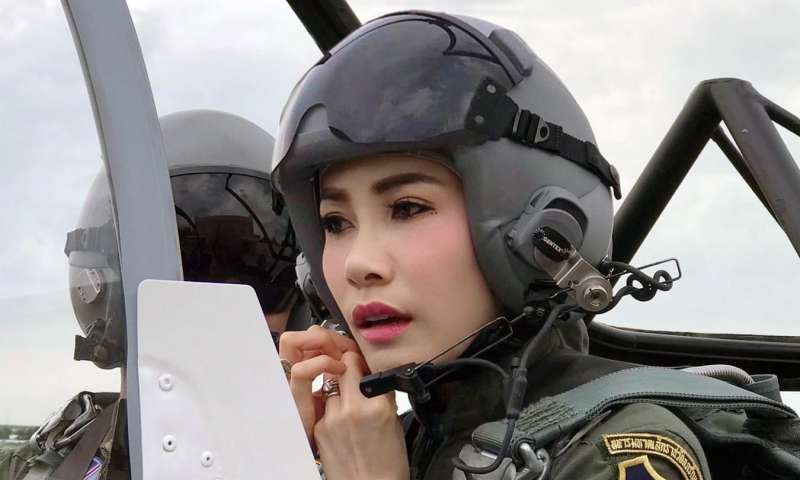 泰國王室21日忽然發布命令,撤銷貴妃詩妮娜的王室封號與所有頭銜(美聯社) 泰國王室21日忽然發布命令,撤銷貴妃詩妮娜的王室封號與所有頭銜(美聯社)