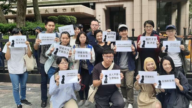 20191023「心跳法案」之8周禁人工流產公投聽證會23日舉行,青年團體「心跳法案聽證會關注小組」在現場舉標語。(心跳法案聽證會關注小組提供) 20191023「心跳法案」之8周禁人工流產公投聽證會23日舉行,青年團體「心跳法案聽證會關注小組」在現場舉標語。(心跳法案聽證會關注小組提供)