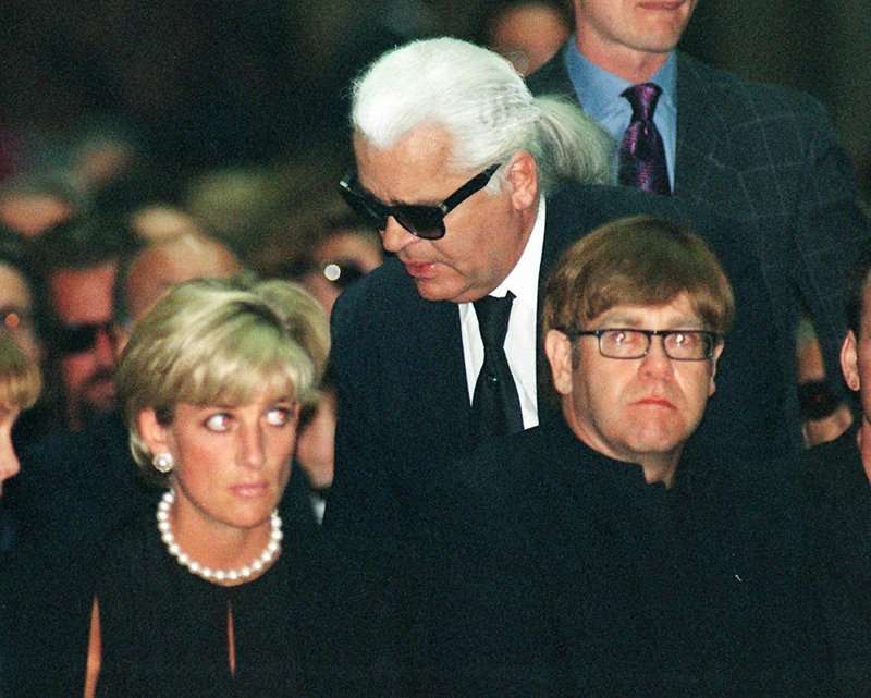 1997年7月英國黛安娜王妃與傳奇歌手艾爾頓強出席吉安尼凡賽斯的葬禮。(AP) 1997年7月英國黛安娜王妃與傳奇歌手艾爾頓強出席吉安尼凡賽斯的葬禮。(AP)