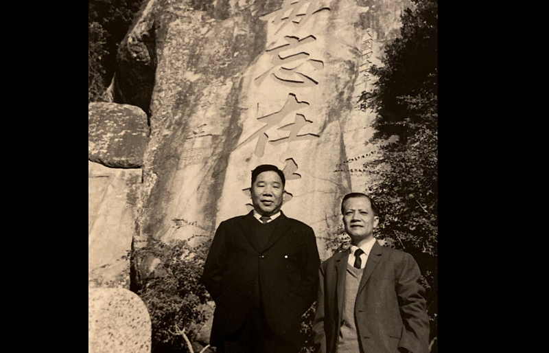 青年戰士報創報第二任總編輯尹元甲(左)參訪金門。(作者提供) 青年戰士報創報第二任總編輯尹元甲(左)參訪金門。(作者提供)