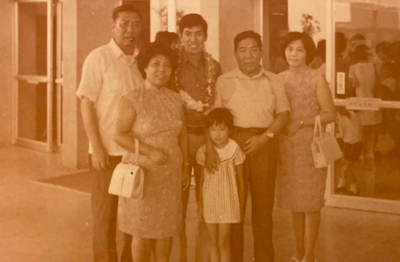 早年出國留學是大事,圖為作者幼時和父親(右二)母親(右一),送瑞琴大姨娘(左二) 長子歐陽小平(左三)赴美。(作者提供) 早年出國留學是大事,圖為作者幼時和父親(右二)母親(右一),送瑞琴大姨娘(左二) 長子歐陽小平(左三)赴美。(作者提供)