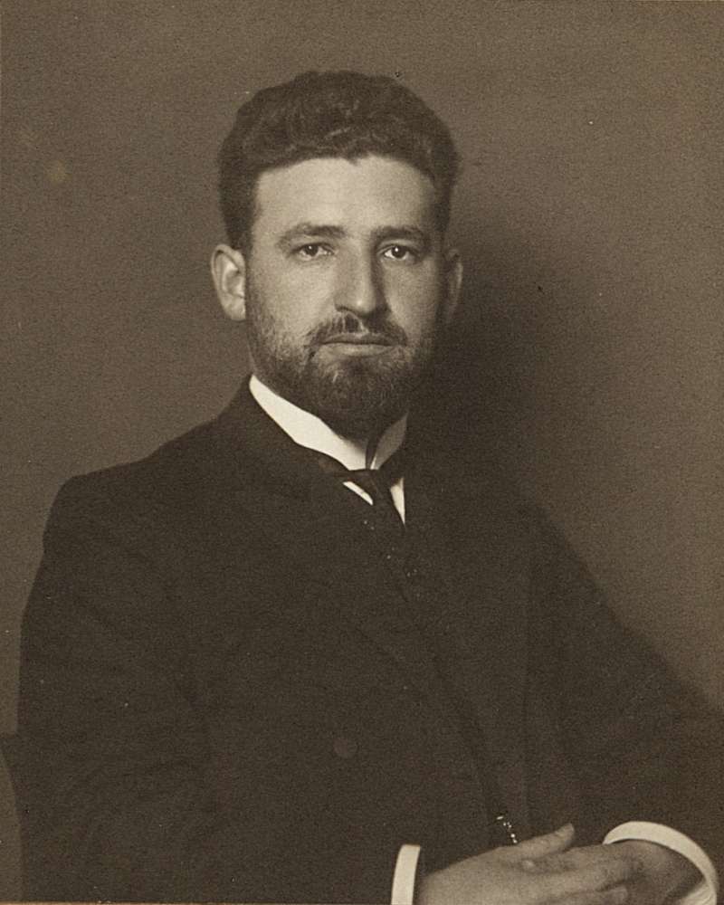馬塞爾·格羅斯曼(Marcell Grossmann ,1878~1936年),猶太數學家,愛因斯坦的大學同窗和好友,專長是黎曼幾何,建議愛因斯坦將黎曼幾何中的里奇曲率張量納入重力方程式。圖/研之有物 馬塞爾·格羅斯曼(Marcell Grossmann ,1878~1936年),猶太數學家,愛因斯坦的大學同窗和好友,專長是黎曼幾何,建議愛因斯坦將黎曼幾何中的里奇曲率張量納入重力方程式。圖/研之有物