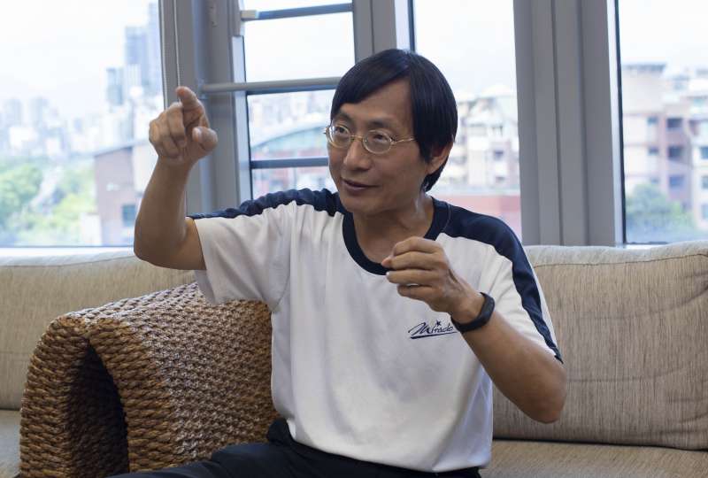 鄭日新,中研院數學所研究員,在2019 年院區開放日的科普演講「幾何學–重力研究的好幫手」之中,與民眾暢談愛因斯坦重力方程式背後幾何學家的重大貢獻!圖/研之有物 鄭日新,中研院數學所研究員,在2019 年院區開放日的科普演講「幾何學–重力研究的好幫手」之中,與民眾暢談愛因斯坦重力方程式背後幾何學家的重大貢獻!圖/研之有物