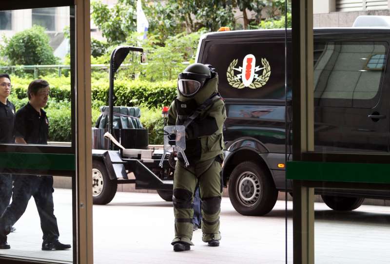 20191027-刑事警察局偵查第五大隊防爆小組日前參與台北車站特定區災防演習,出動人員著防護裝前往處理疑似爆裂物物品。(蘇仲泓攝) 20191027-刑事警察局偵查第五大隊防爆小組日前參與台北車站特定區災防演習,出動人員著防護裝前往處理疑似爆裂物物品。(蘇仲泓攝)