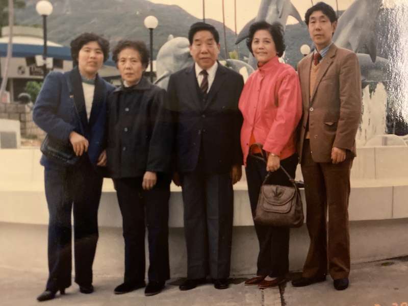 1987年香港會親。左起：大姐尹乃慶、大媽鄭何琴、父親尹元甲、母親蔡樹梅、大哥尹乃強。（作者提供）