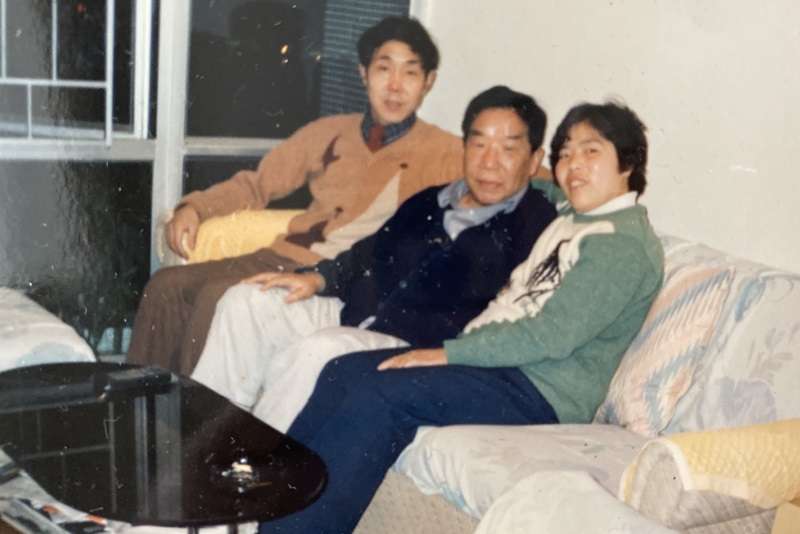 香港會親公寓,父親與大哥、大姐。(作者提供) 香港會親公寓,父親與大哥、大姐。(作者提供)